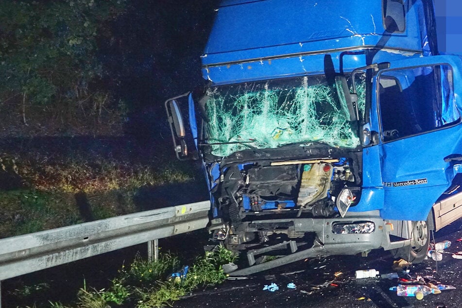 Unfall A5: Kurze Unaufmerksamkeit führt fast in den Tod: Laster-Fahrer nach Unfall auf A5 schwer verletzt
