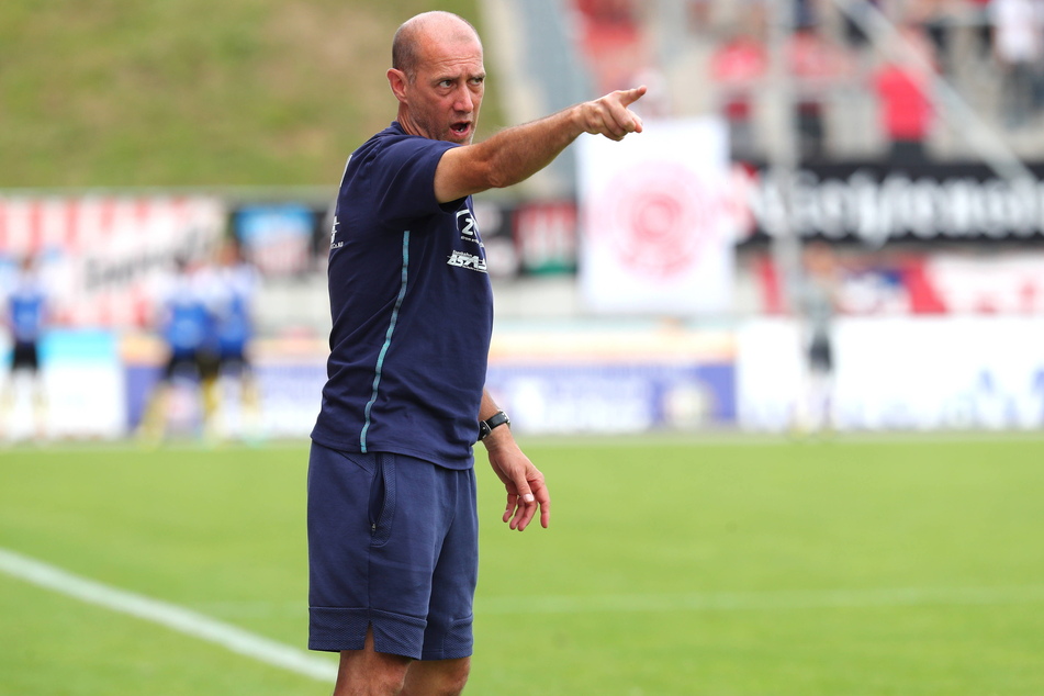 Joe Enochs (49) zeigt's an: Die Unterstützung durch die Fans ist für seine Mannschaft immens wichtig.