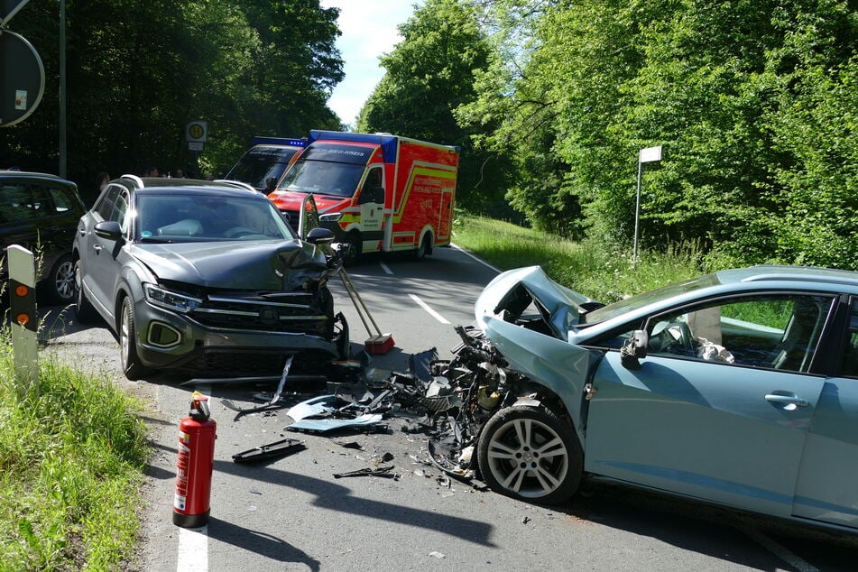 B507 stundenlang gesperrt: Vier Verletzte nach schwerem Unfall