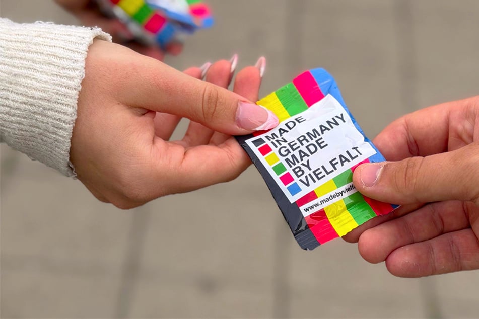An mehreren Orten in Mecklenburg-Vorpommern und Berlin werden "kleine Päckchen Vielfalt" verteilt.