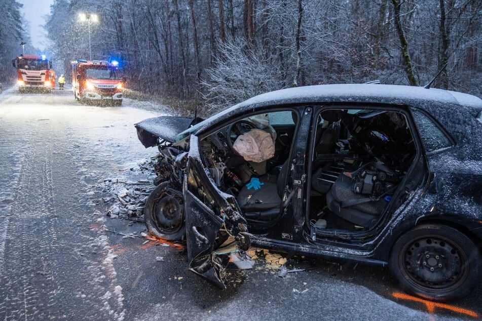 Bei dem Wintereinbruch in Franken gerieten einige Autofahrer ins Schleudern. Bei Höchstadt wurde ein 18-Jähriger schwer verletzt.