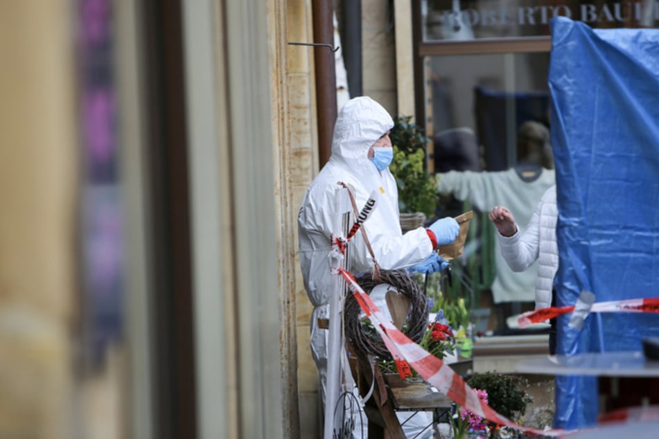 Die Spurensicherung arbeitet am Tatort, nachdem eine Mitarbeiterin in einem Blumenladen getötet worden ist.