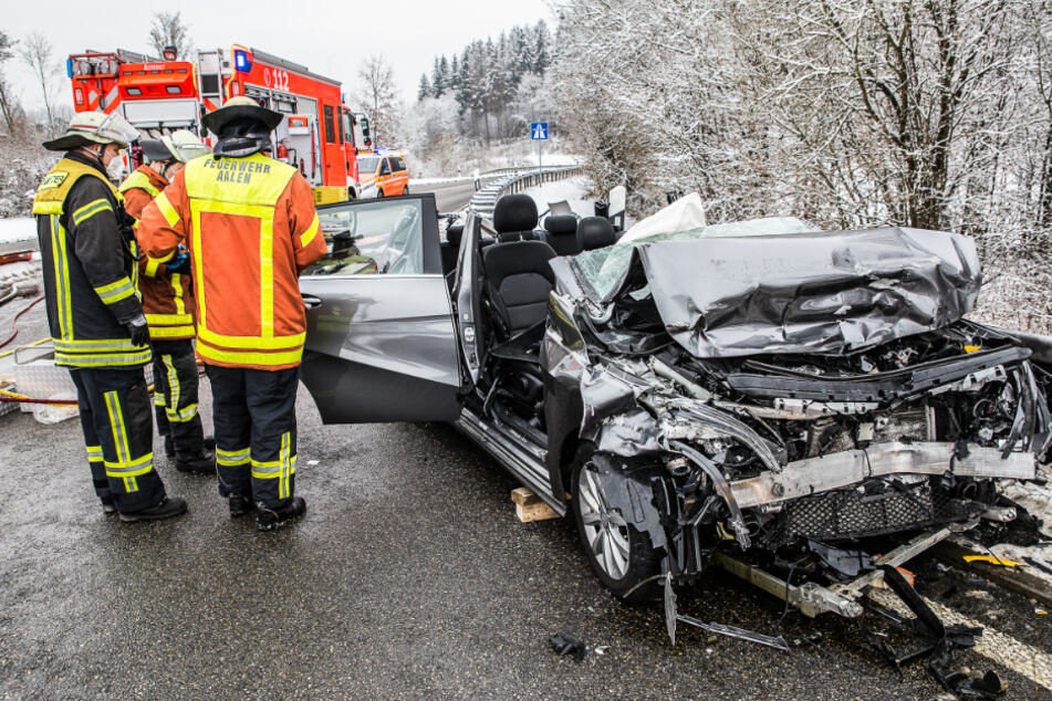 Schlimmer Unfall: Mercedes wird von Lkw getroffen und gegen zweiten Laster geschleudert