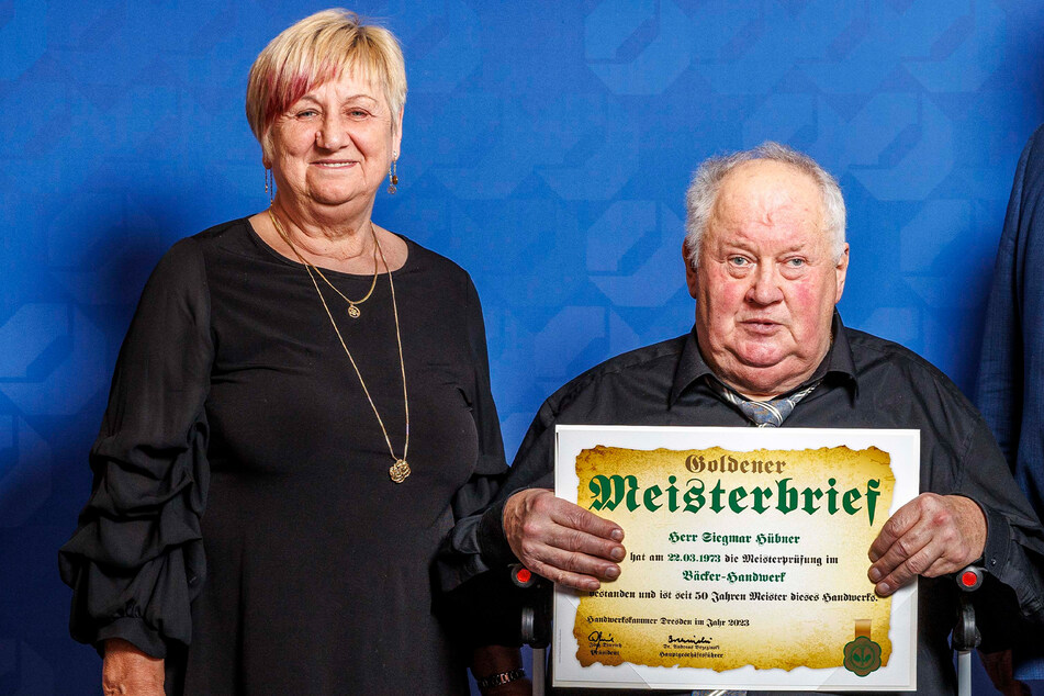 Siegmar Hübner (71), Bäcker-Meister aus Dresden, ist einer von ihnen. Er feierte die Auszeichnung mit seiner Frau Traude (71).