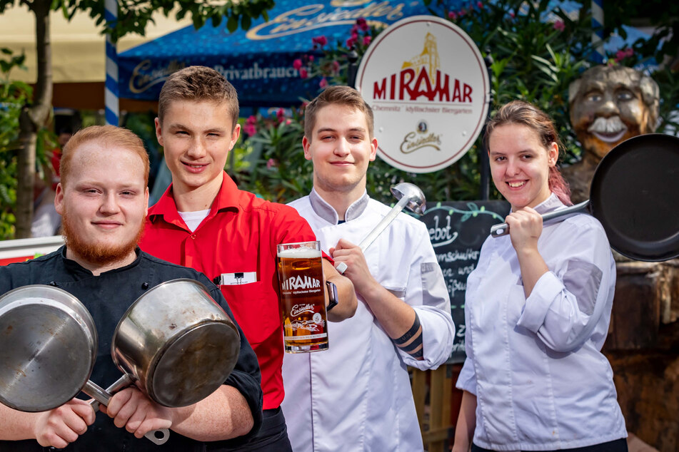 Jannis Meyer (20, l.), Felix Stöhler (17), Tom Sommerschuh (21) und Lena Rahn (19) lernen Koch- und Servier-Handwerk im Miramar.