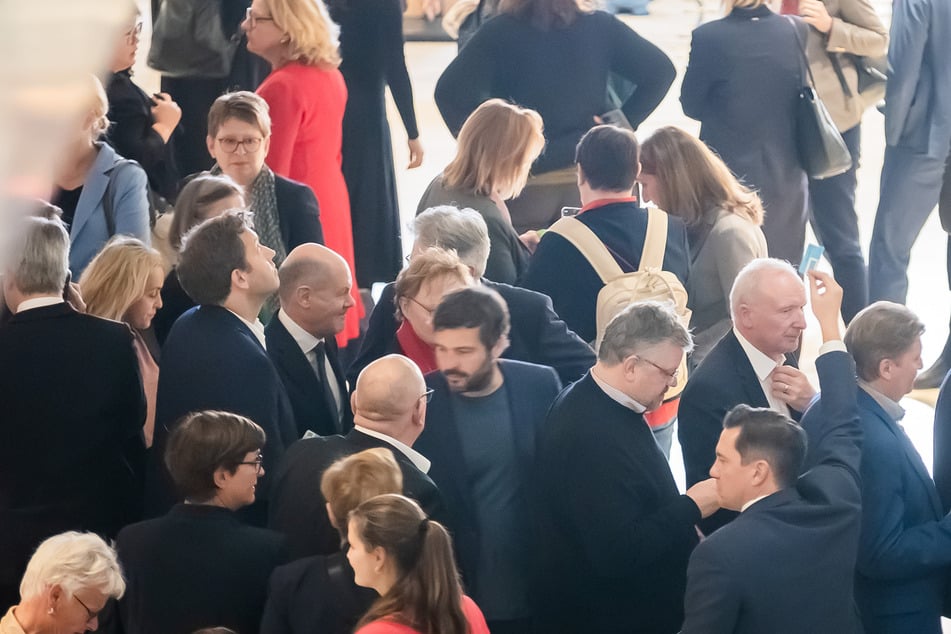 Bei der Abstimmung sprachen lediglich 207 Abgeordnete dem Kanzler ihr Vertrauen aus.