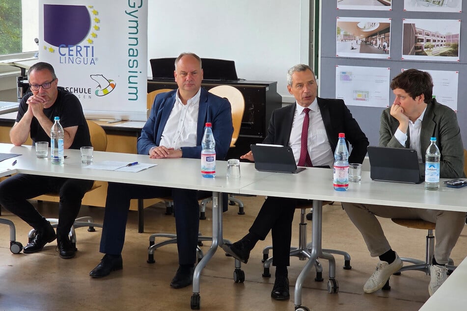 Zurück an der Schulbank im Klassenzimmer: Bildungsbürgermeister Jan Donhauser (57, CDU, v.l.), OB Dirk Hilbert (54, FDP), Schulleiter Marcello Meschke (65) und Kultusminister Conrad Clemens (43, CDU).