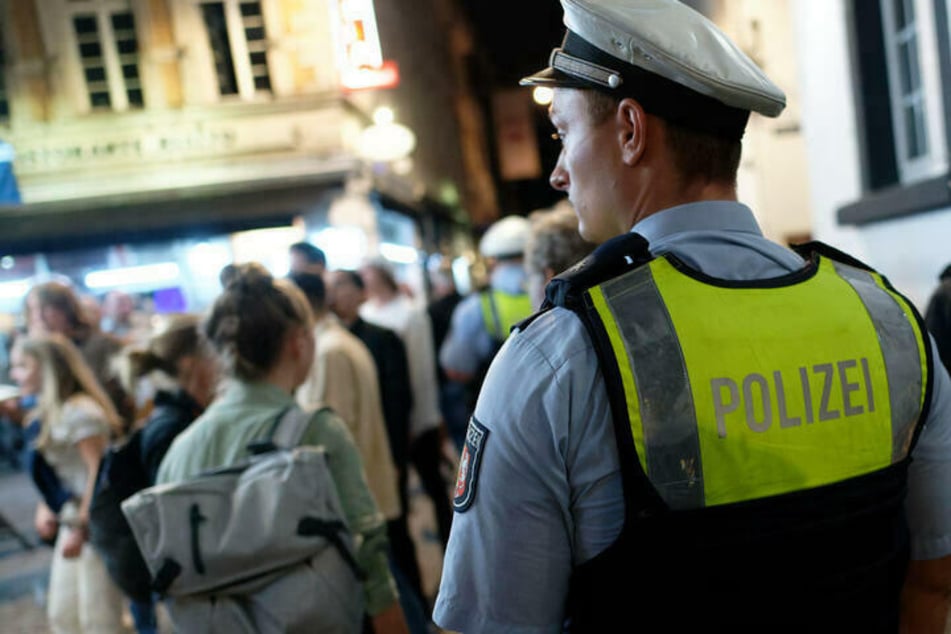 Die Polizei hatte nach der Messerattacke in der Düsseldorfer Altstadt mehrere Monate nach dem Täter gefahndet. (Symbolbild)