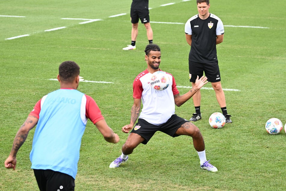 Lorenz Assignon (25) fügte sich beim VfB Stuttgart direkt gut ein, wenn man seinem Trainer glauben darf - spielen kann er zum Bundesliga-Start aber nicht.