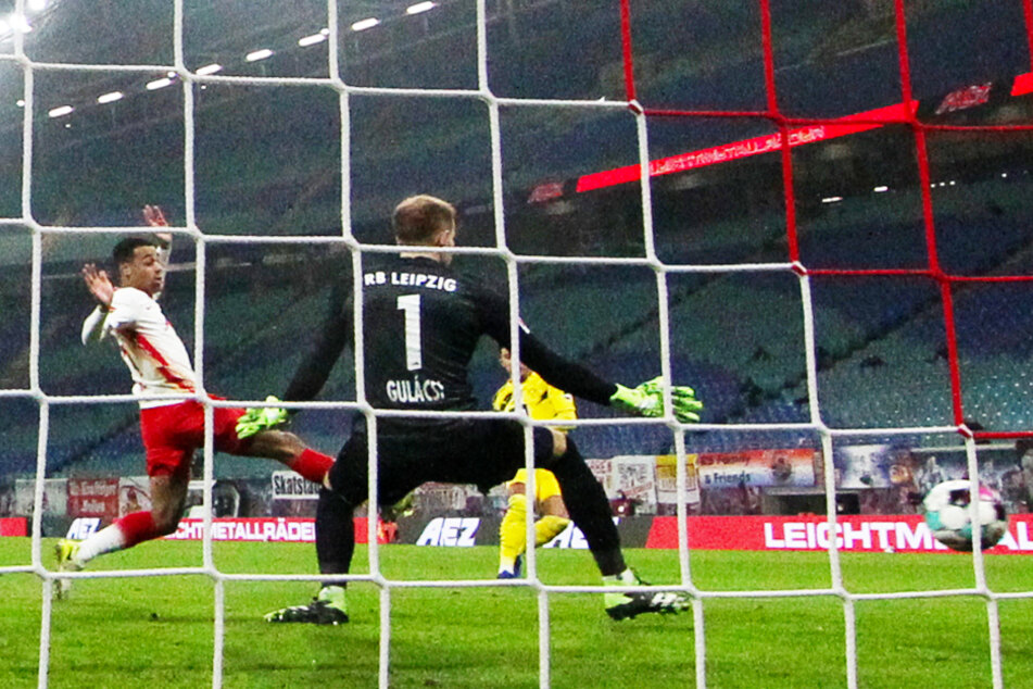 Jadon Sancho (20, verdeckt, r.) trifft in dieser Situation zum 1:0 für den BVB.