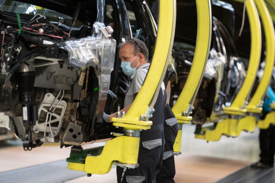Das meiste Geld mit Auslandsgeschäften verdienen im Südwesten etwa Autobauer (im Bild: Daimler-Produktion in Sindelfingen).