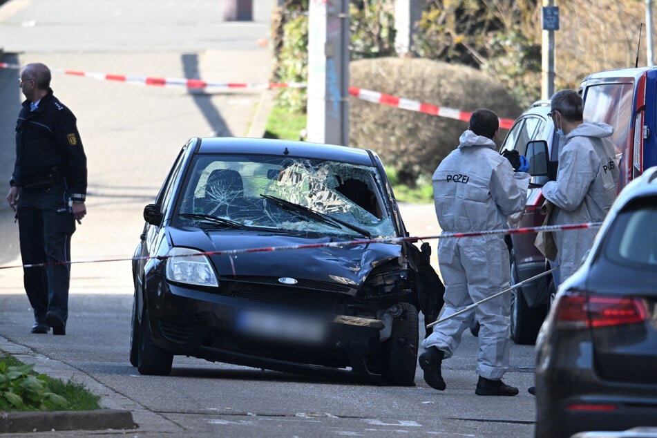 Die Spurensicherung untersucht ein Auto an der Rheinbrücke.