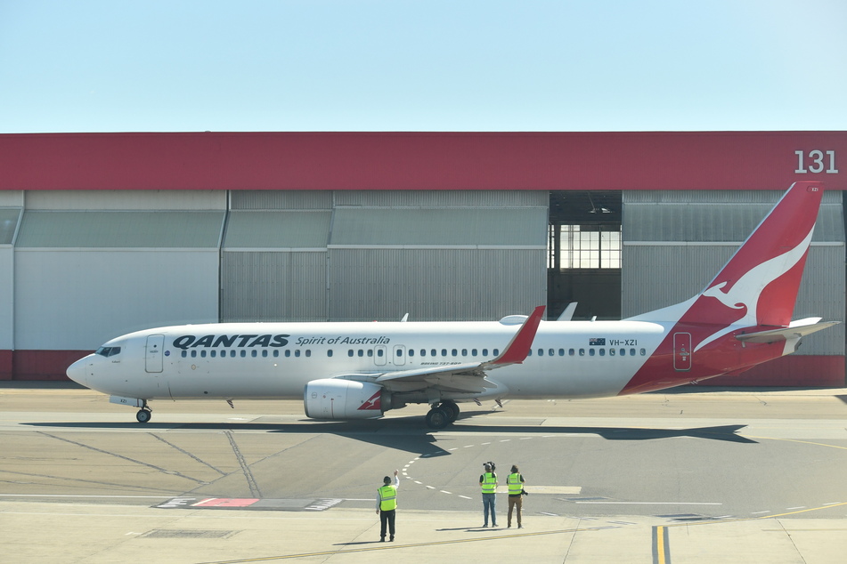 Eine Passagiermaschine der Fluggesellschaft Quantas steht für den Abflug am Inlandsflughafen in Sydney bereit.