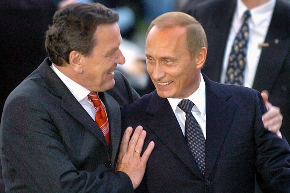 Der damalige Bundeskanzler Gerhard Schröder begrüßt am 16.04.2004 vor dem Theater Hannover am Aegi den russischen Präsidenten, Wladimir Putin (r).