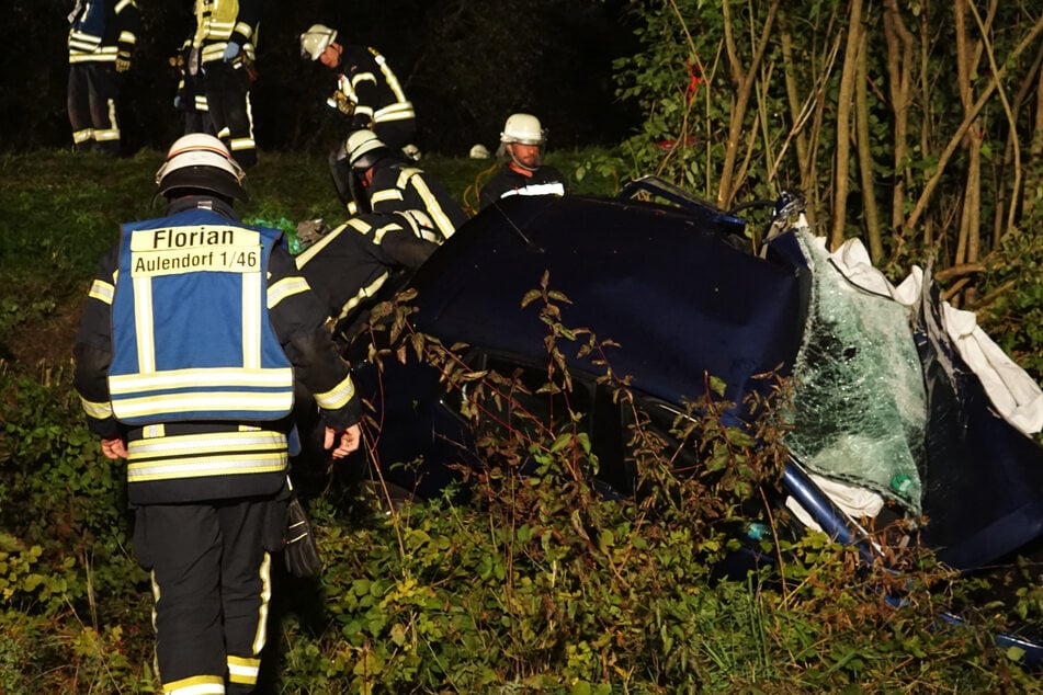 Tödlicher Frontalcrash auf Landstraße: 25-Jähriger stirbt, zwei Verletzte