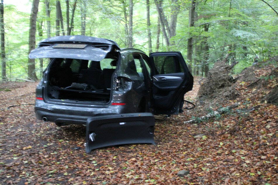 Unbekannte klauten in der Nacht zu Donnerstag in Overath-Heiligenhaus einen BMW und schlachteten ihn in einem Waldstück aus.