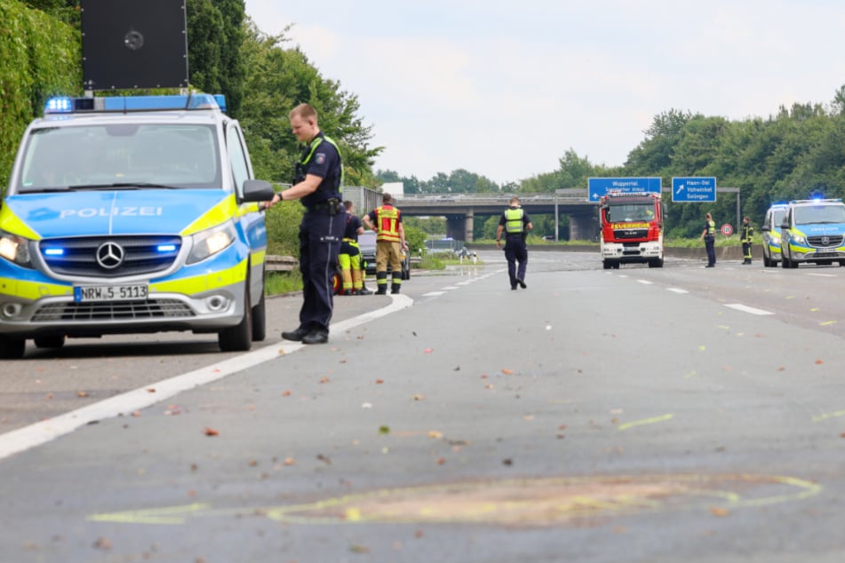Die Polizei sperrte die A46 in Richtung Düsseldorf zwischenzeitlich komplett.