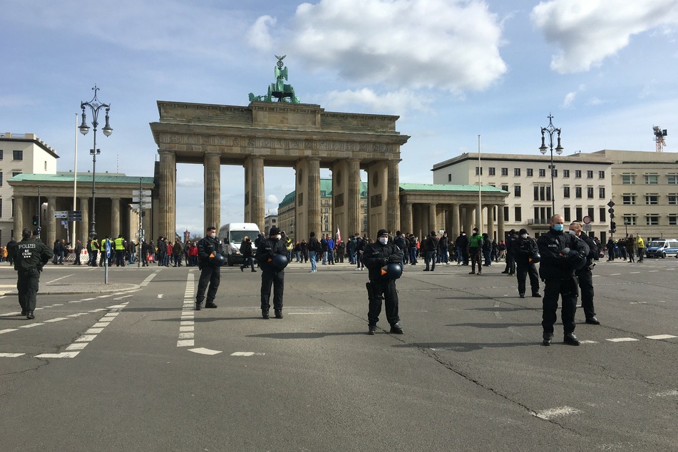 Etwa 70 Rechtsextreme versammelten sich am Samstag am Brandenburger Tor.