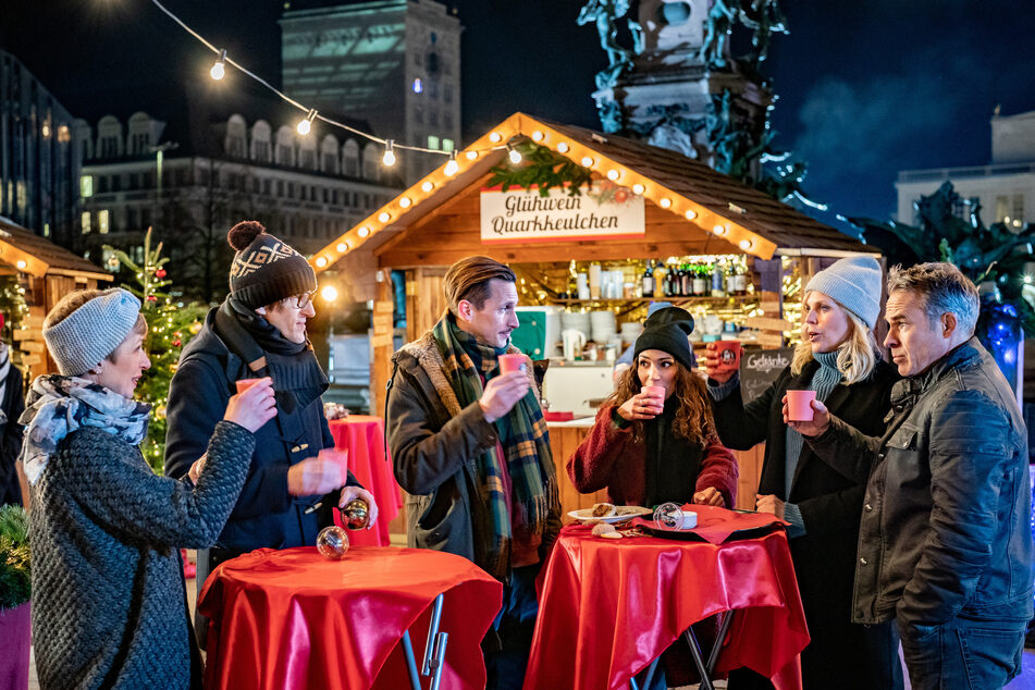 Das Ermittler-Team von "SOKO Leipzig" kann nicht mal in Ruhe einen Besuch auf dem Weihnachtsmarkt genießen.