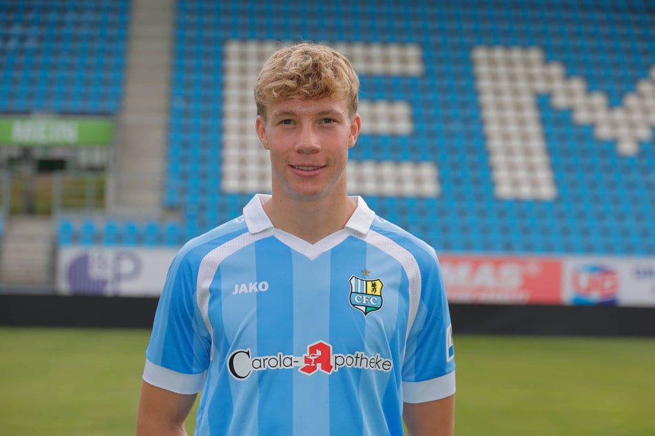 Julius Bochmann (20) holte sich gegen Halle die fünfte Gelbe Karte ab.