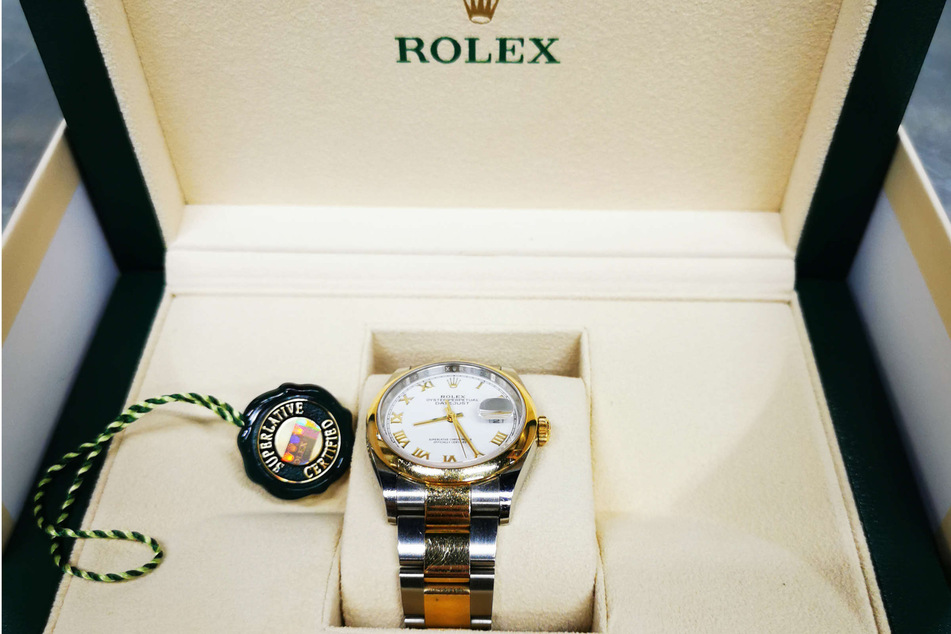 Die Beamten entdeckten im Gepäck auch eine Uhr der Luxusmarke Rolex.