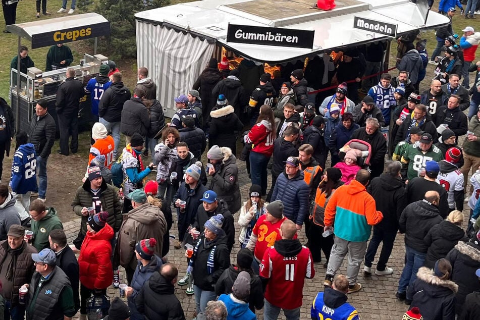 Fans de todas las franquicias se reúnen alrededor del Estadio Olímpico.