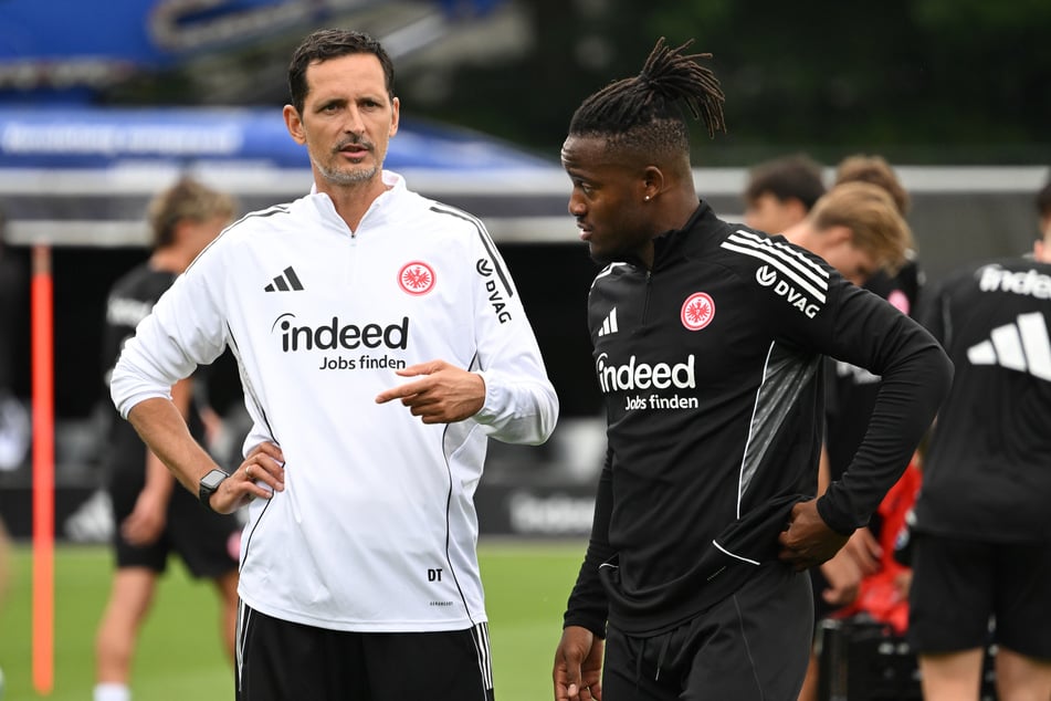 ... und auch Michy Batshuayi (32, r.) kann die Erwartungen von Trainer Dino Toppmöller (45, l.) nicht erfüllen.