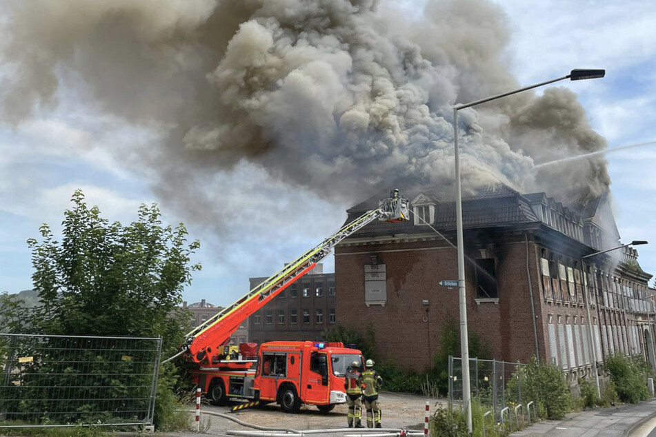 Riesen-Rauchwolke in Solingen: Altes Industriegebäude brennt!