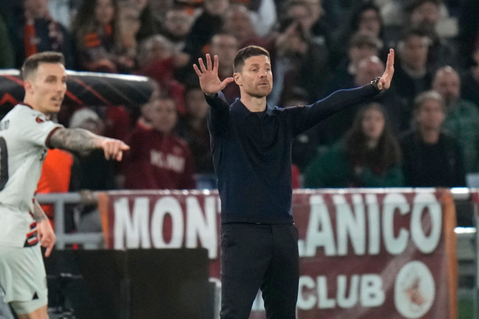 Bayer-Trainer Xabi Alonso (42) hat vor dem Halbfinal-Rückspiel der Werkself gegen die AS Rom gewarnt.