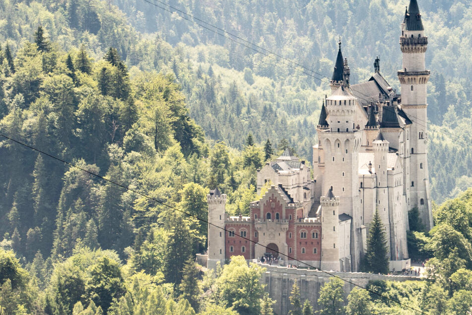 Schloss Neuschwanstein zählt zu den berühmtesten und meistbesuchten Sehenswürdigkeiten Deutschlands.