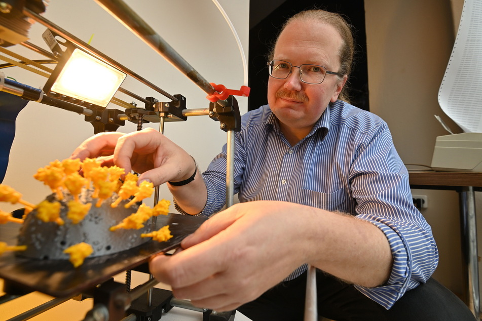 Tim Alder (45) vom "Chaostreff Chemnitz" präsentiert das Corona-Modell aus dem 3-D-Drucker. Maßstab: etwa 1:1.000.000.
