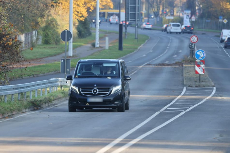 Dieser Mercedes-Kleinbus war das erste Fahrzeug, das die Brücke nach der Sanierung passierte.