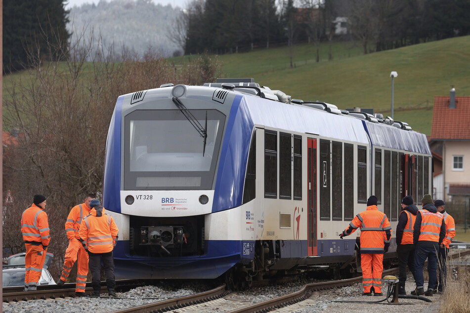 Mitarbeiter begutachten die Unfallstelle im Bereich des Bahnhofs in Peiting.