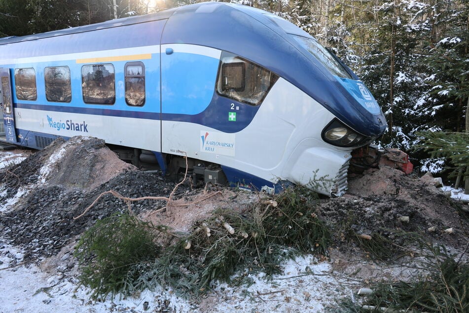 Aufs falsche Gleis abgebogen: Ein tschechischer Zug krachte am Samstagmorgen in Johanngeorgenstadt gegen Erde, Schotter und Bäume.