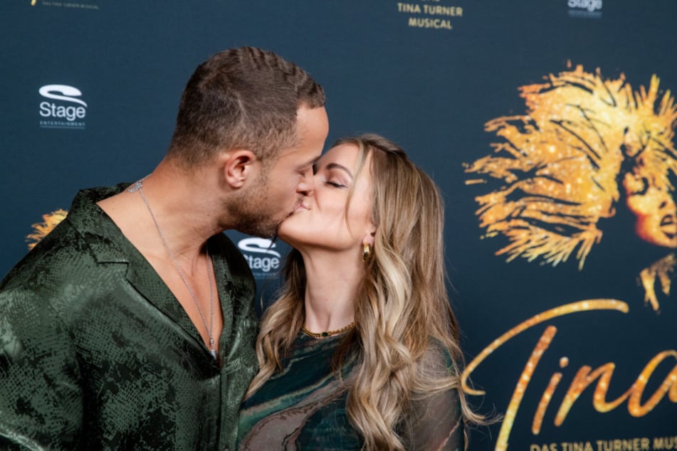 Zusammen mit Ehefrau Annika Mangold freut sich der Ex-Bachelor über seinen ersten Nachwuchs.