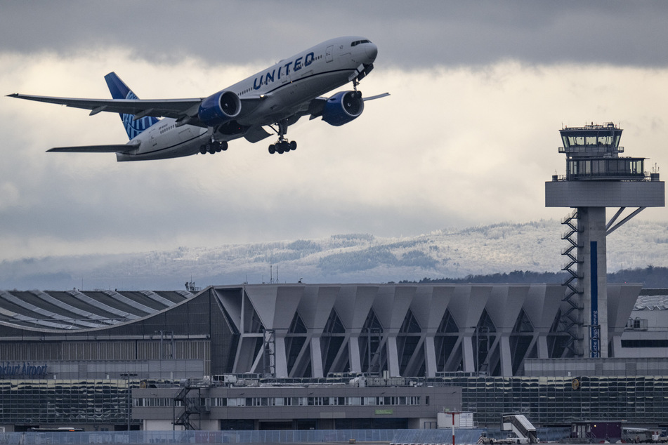 Die Passagiermaschine der Fluglinie United Airlines musste auf halber Strecke notlanden. (Symbolbild)