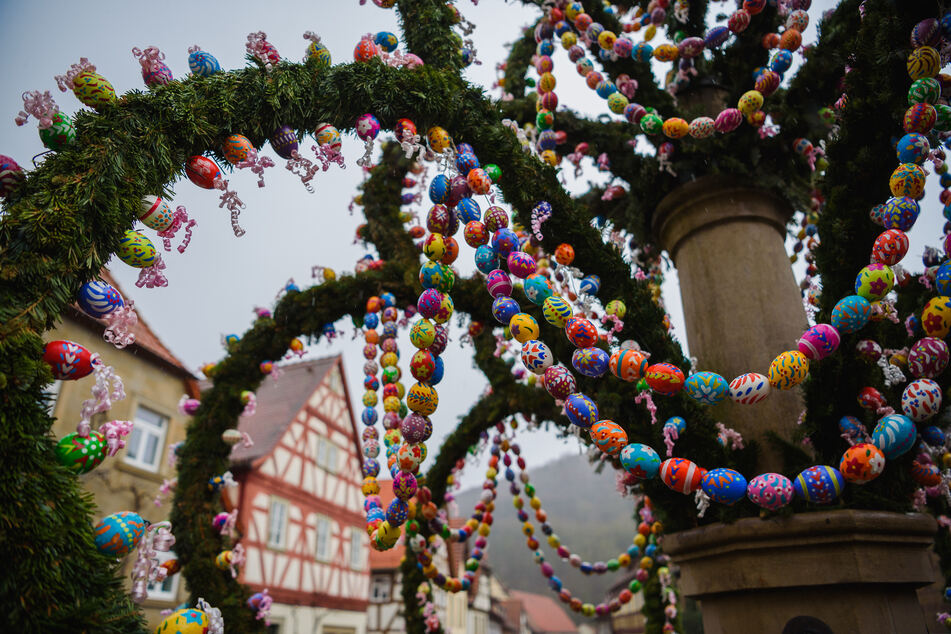 Knapp 2000 handbemalte Eier schmückten den Osterbrunnen im unterfränkischen Zeil am Main im Jahr 2018. (Archivbild)