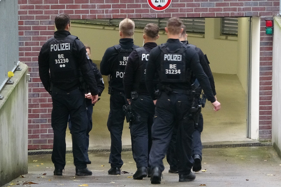 Polizisten am Tatort.