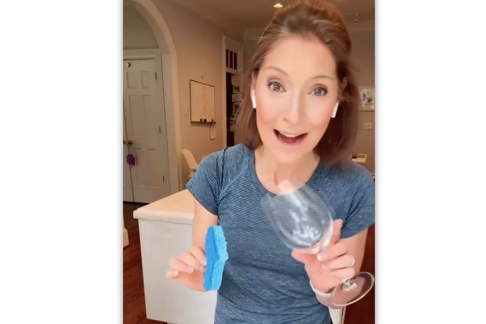 Dr. Darria erklärt, wie gefährlich es sein kann, einen Schwamm zum Abwaschen von Weingläsern zu benutzen.