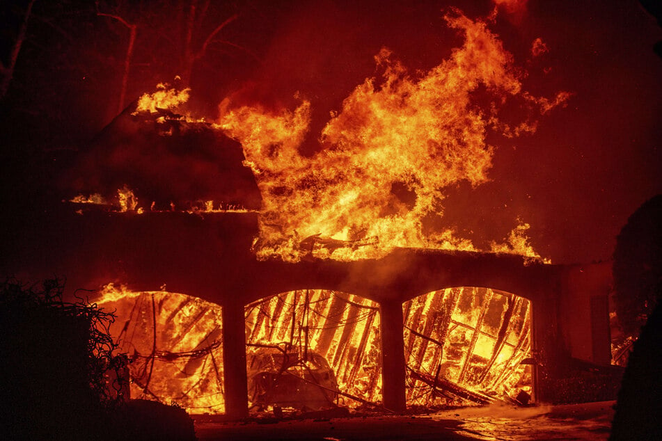 In Los Angeles wütet derzeit ein Waldbrand, der auch vor den Wohnhäusern der Reichen keinen Halt macht.