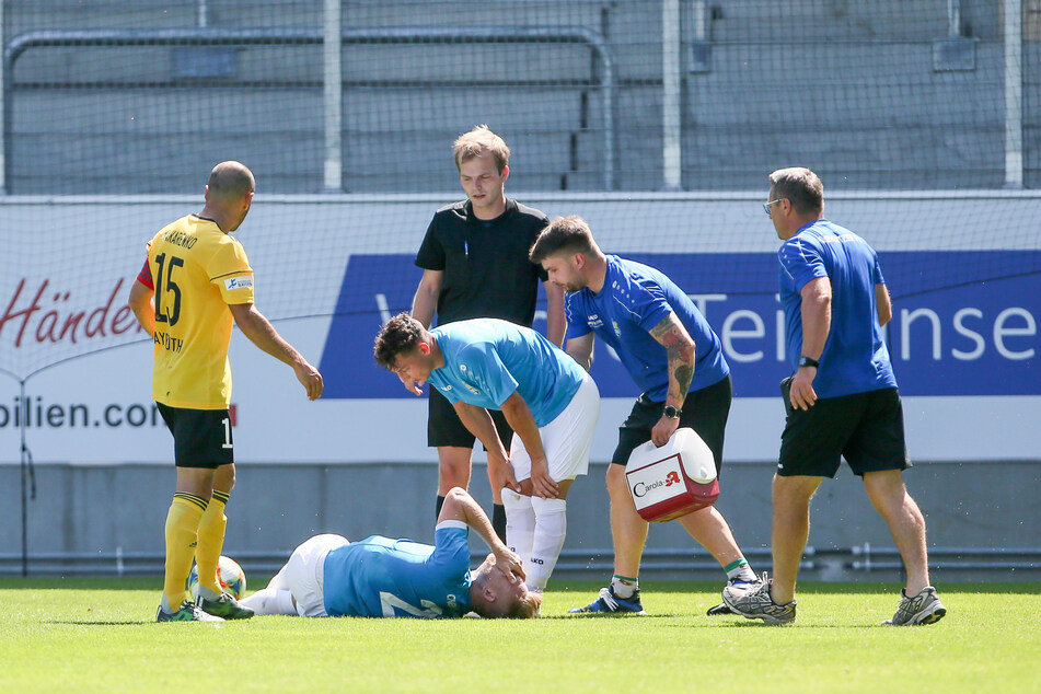 Robert Zickert schlägt vor Schmerzen die Hand vors Gesicht, Übeltäter war mit Anton Makarenko (l.) ausgerechnet ein Ex-CFCer.