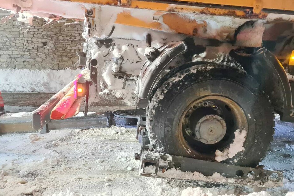 Der Schneepflug musste abtransportiert werden.