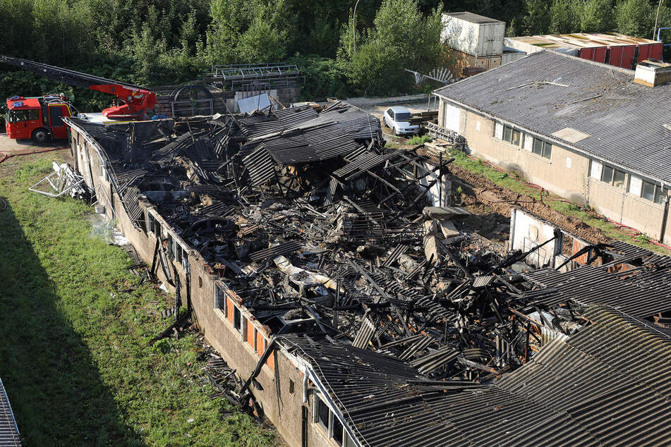 Die Lagerhalle war komplett abgebrannt. Es entstand ein Schaden von einer halben Million Euro.