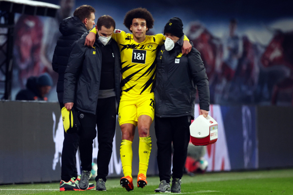Axel Witsel (31, 2.v.r.) musste von Betreuern gestützt den Platz in Leipzig verlassen.