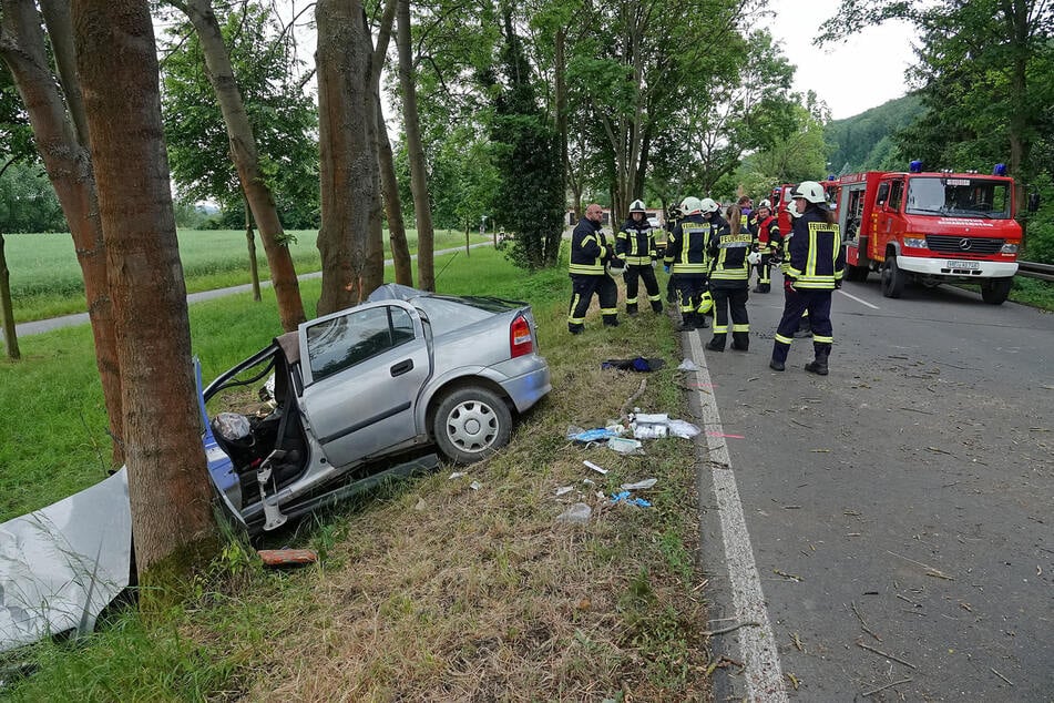 Der Opel prallte aus noch ungeklärter Ursache gegen ein Baum.