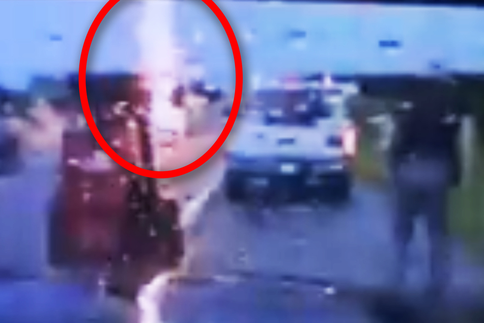 Blitz schlägt mitten auf der Autobahn ein