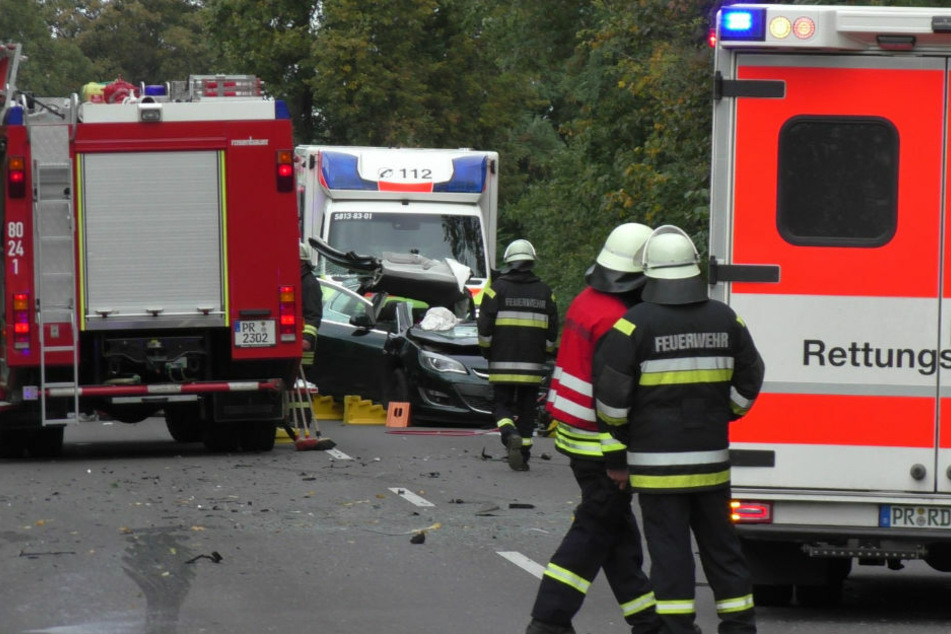 Am Mittwochnachmittag hat sich auf der B103 bei Plau am See ein schwerer Verkehrsunfall ereignet, bei dem ein Opel frontal mit einem Lkw zusammengekracht ist.