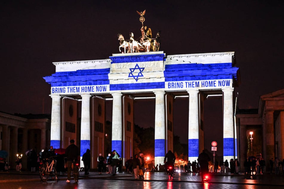 Auch am dritten Jahrestag des Angriffs wird das Brandenburger Tor wieder in den Farben Israels erstrahlen. (Archivfoto)