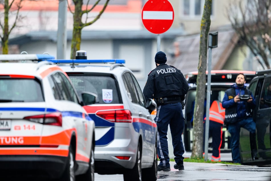 Rund um den Sitz des Senders ORF richteten Einsatzkräfte eine größere Sperrzone ein.