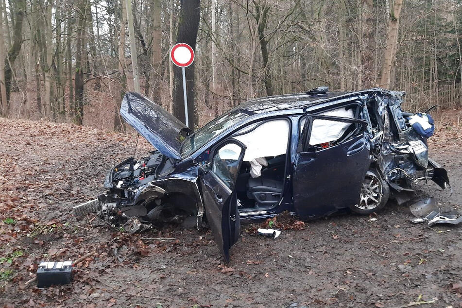 Tödlicher Unfall im Vogtland: Auto kracht gegen Strommast und Baum